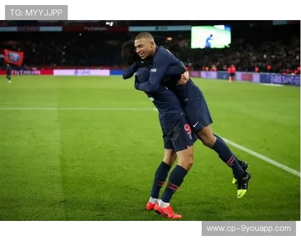 姆巴佩赛后帮助伤员上台领奖，绅士气质圈粉